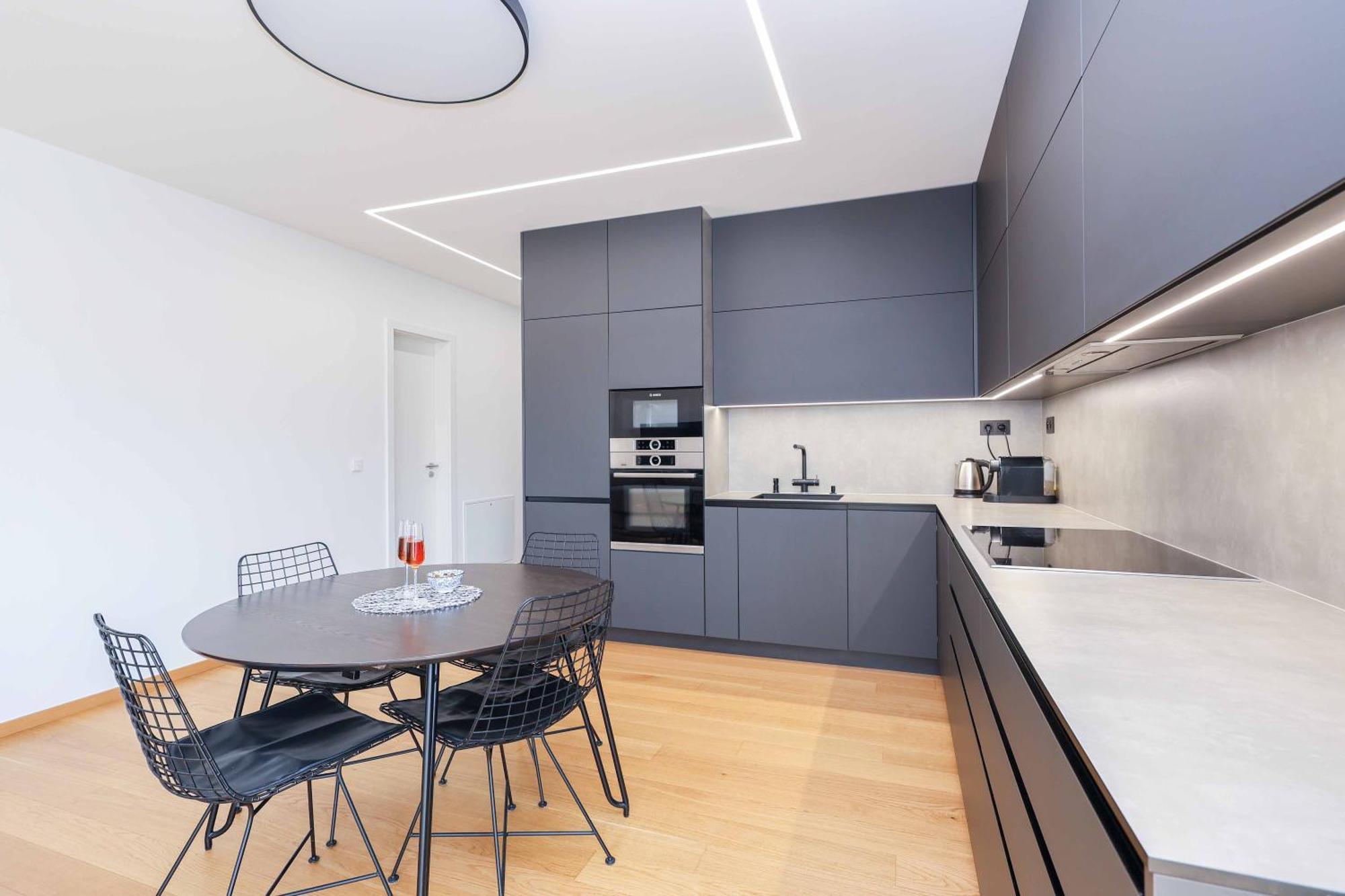 Downtown Luxe Retreat- Konventna Apartment บราติสลาวา ภายนอก รูปภาพ