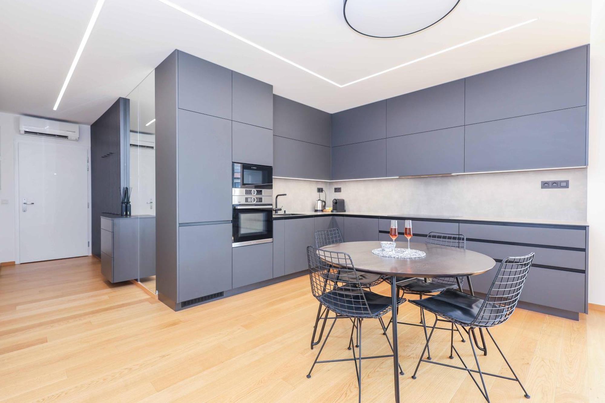 Downtown Luxe Retreat- Konventna Apartment บราติสลาวา ภายนอก รูปภาพ