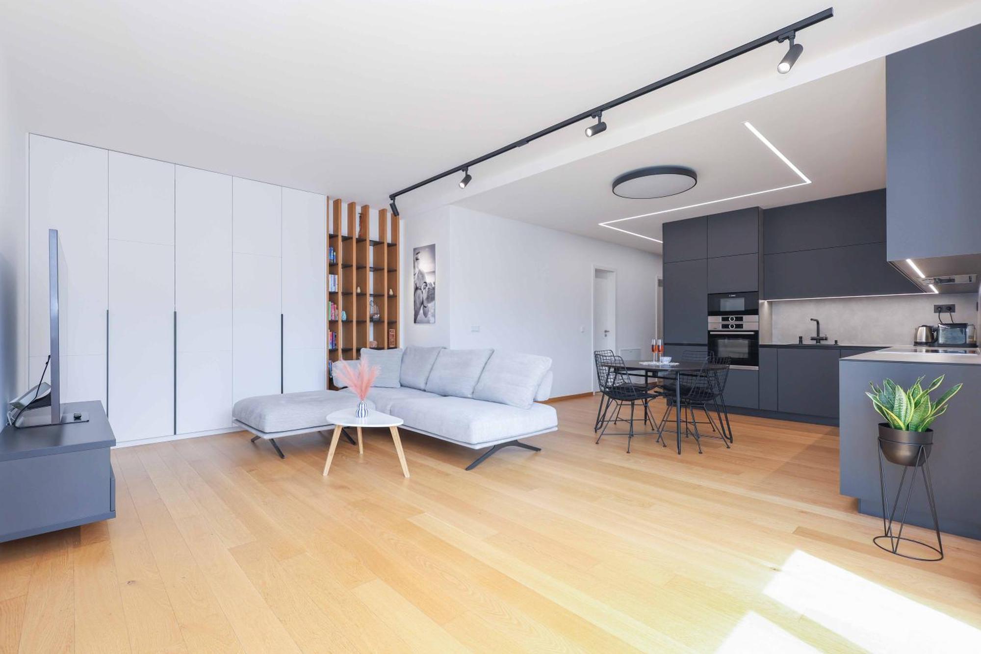 Downtown Luxe Retreat- Konventna Apartment บราติสลาวา ภายนอก รูปภาพ