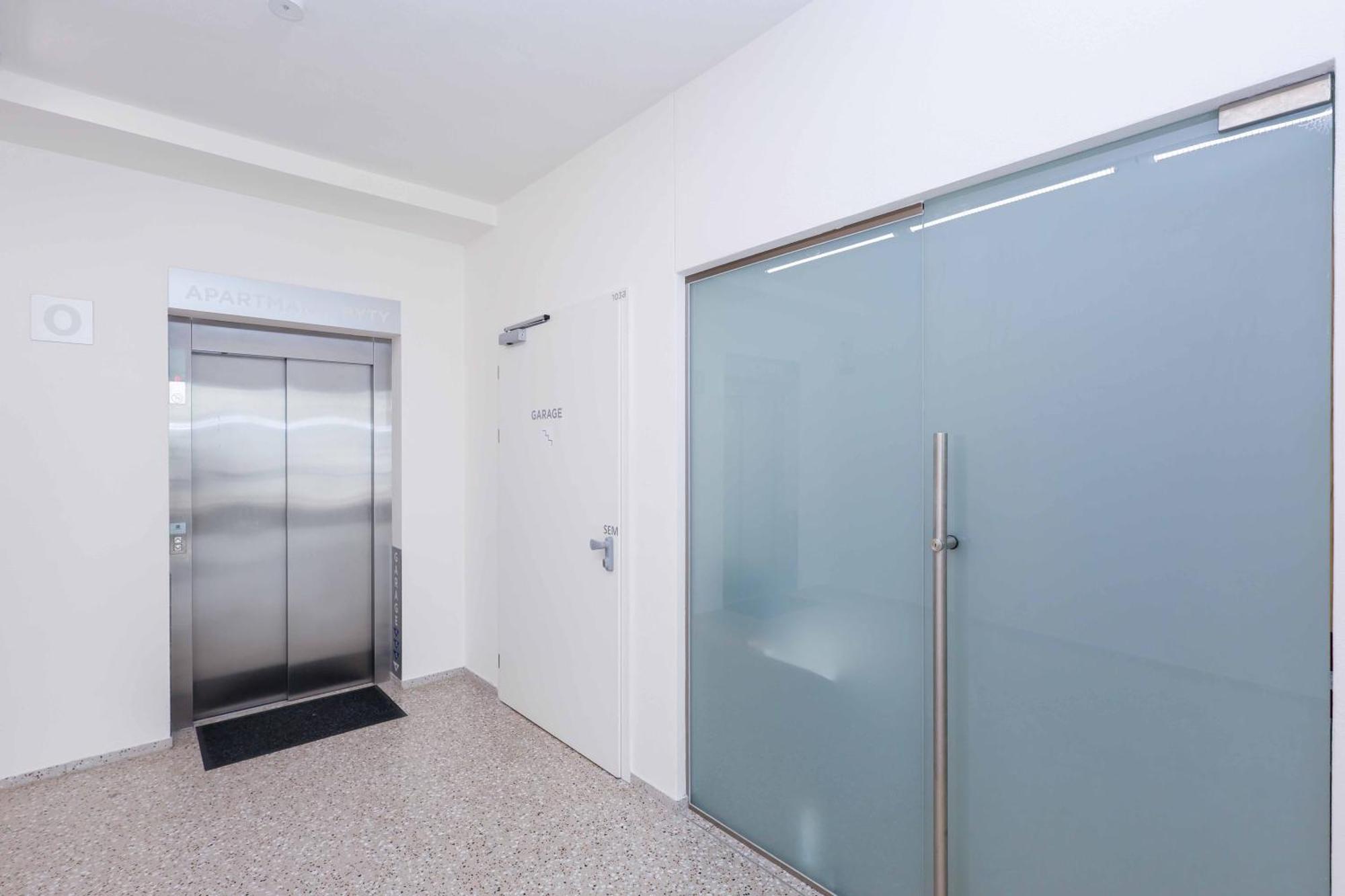 Downtown Luxe Retreat- Konventna Apartment บราติสลาวา ภายนอก รูปภาพ