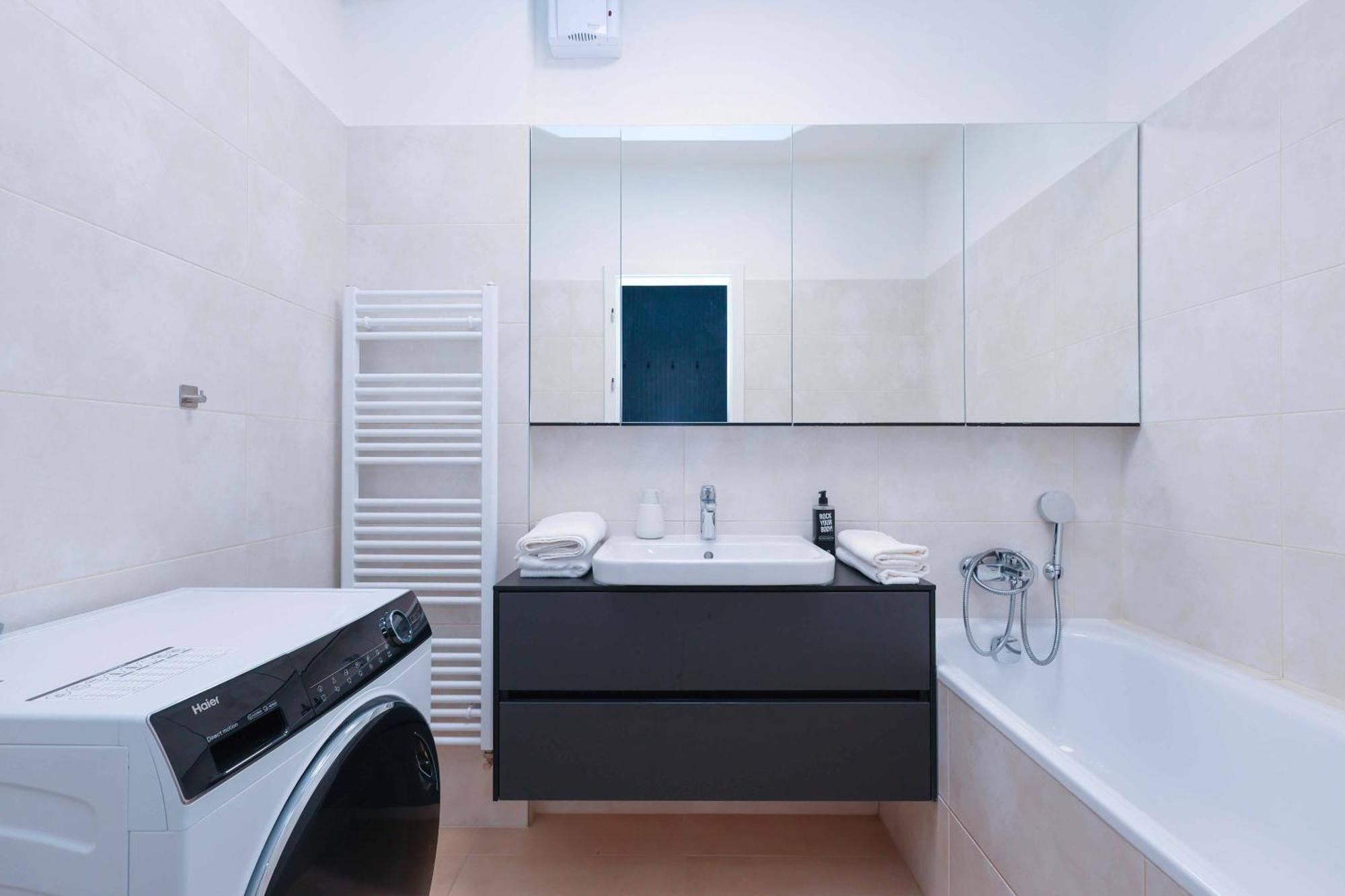 Downtown Luxe Retreat- Konventna Apartment บราติสลาวา ภายนอก รูปภาพ